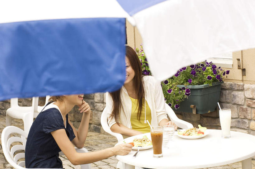 东方人,两个人,伙伴,朋友,坐,笑,微笑,露齿笑,横图,室外,白天,正面,友谊,餐桌,桌子,杯子,餐具,亚洲,碟子,盘,伞,雨伞,遮阳伞,食品,黄种人,阳伞,玻璃制品,食物,饮料,盘子,水杯,碟,餐台,友情,年轻女性,女人,女性,亚洲人,玻璃杯,坐着,半身,彩图