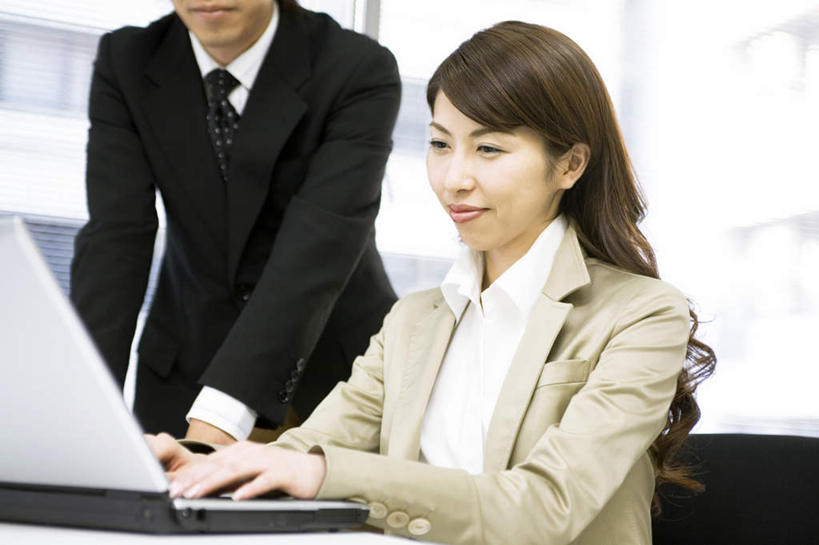 东方人,两个人,同事,商务人士,商务男性,商务女性,办公室,站,坐,笑,微笑,横图,室内,白天,正面,衬衫,成功,合作,团队,集体,信心,电脑,笔记本电脑,窗户,亚洲,敲打,套装,网络,领带,黄种人,输入,通讯设备,队伍,玻璃窗,打字,站着,点击,敲击,无线,领导,成就,通信设备,商务装,无线网络,合伙,领袖,无线上网,便携式电脑,工薪阶层,按键,手提电脑,男人,男性,年轻男性,年轻女性,女人,女性,亚洲人,年轻人,白领,上班族,站立,坐着,半身,彩图,衬衣