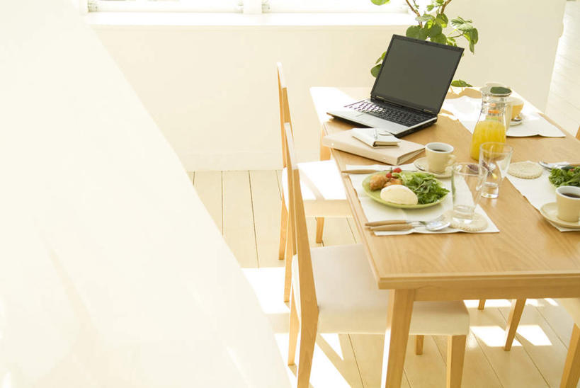 无人,横图,俯视,室内,特写,白天,电脑,笔记本电脑,餐桌,桌子,蔬菜,静物,杯子,水果,叶子,网络,蔬菜沙拉,沙拉,橙汁,绿叶,通讯设备,色拉,沙律,玻璃制品,饮料,水杯,嫩叶,有机食品,绿色食品,餐台,色拉酱,无线,千岛酱,通信设备,无线网络,无线上网,便携式电脑,手提电脑,叶,叶片,玻璃杯,彩图,高角度拍摄