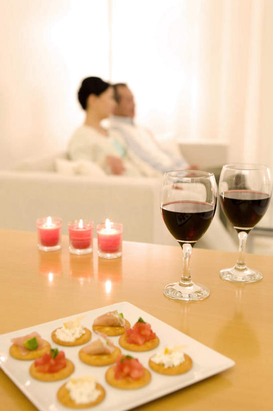 点心,东方人,两个人,竖图,室内,白天,正面,爱情,下午茶,蜡烛,亚洲,一排,许多,朦胧,模糊,整齐,火焰,烛光,食品,浪漫,燃烧,黄种人,食物,糕点,排列,点燃,温暖,温馨,恩爱,恋人,和睦,队列,老年男性,老年女性,男人,男性,女人,女性,亚洲人,情侣,半身,彩图,伴侣,融洽,蛋糕