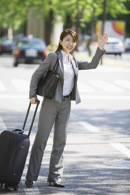 东方人,一个人,商务人士,商务女性,站,横图,室内,白天,正面,衬衫,植物,道路,路,公路,汽车,亚洲,仅一个年轻女性,仅一个女性,仅一个人,阴影,套装,光线,拉杆箱,旅行箱,影子,交通,拿,拿着,黄种人,车,树,树木,绿色,阳光,自然,行李箱,箱子,交通工具,轿车,站着,生长,成长,出差,载具,商务装,工薪阶层,年轻女性,亚洲人,年轻人,白领,上班族,马路,站立,彩图,全身,衬衣,旅行