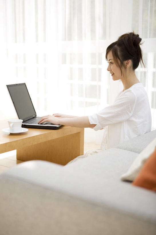 东方人,一个人,坐,竖图,室内,白天,侧面,电脑,笔记本电脑,桌子,亚洲,仅一个年轻女性,仅一个女性,仅一个人,敲打,网络,办公桌,黄种人,输入,通讯设备,打字,点击,敲击,无线,通信设备,无线网络,无线上网,便携式电脑,按键,手提电脑,年轻女性,女人,女性,亚洲人,坐着,半身,彩图