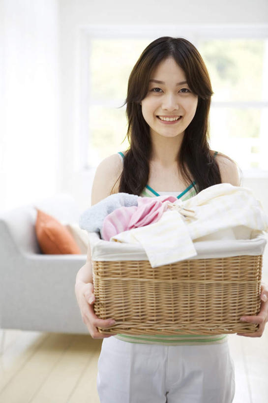 东方人,脸,头,脸颊,一个人,站,竖图,室内,特写,白天,正面,沙发,亚洲,仅一个年轻女性,仅一个女性,仅一个人,服装,篮子,墙,拿,拿着,黄种人,墙壁,墙面,衣服,站着,服饰,年轻女性,女人,女性,亚洲人,头部,脸部,脸蛋,面部,站立,半身,彩图,皮沙发