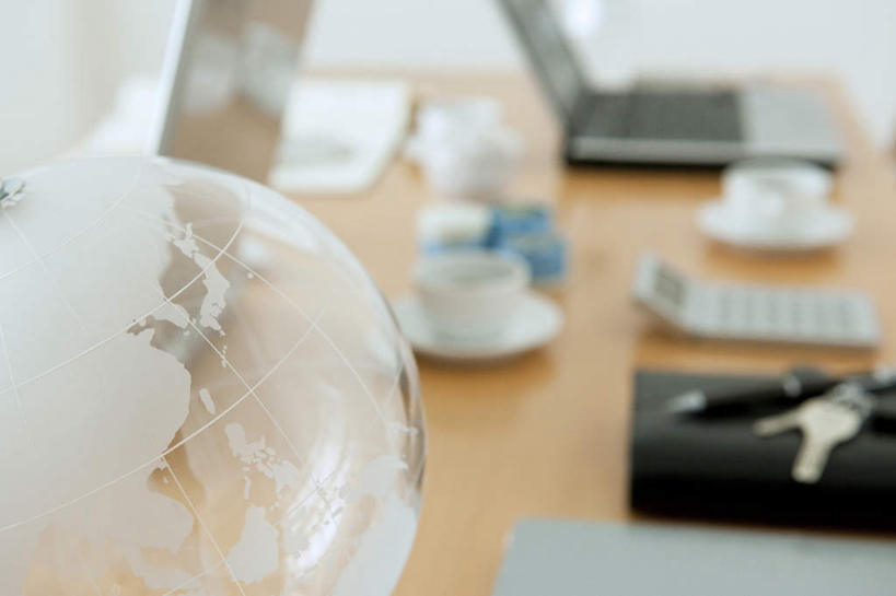 无人,横图,俯视,室内,特写,白天,电脑,笔记本电脑,仪器,海洋,桌子,静物,地图,朦胧,模糊,网格,网络,地球仪,线条,世界地图,办公桌,地球,陆地,记事本,全球,通讯设备,球,一个,本子,笔记本,经纬线,模型,球体,地理,国家,单个,大陆,世界,无线,通信设备,无线网络,纬线,版图,经线,无线上网,便携式电脑,经纬仪,地理学,手提电脑,彩图,高角度拍摄,大洋,大洲