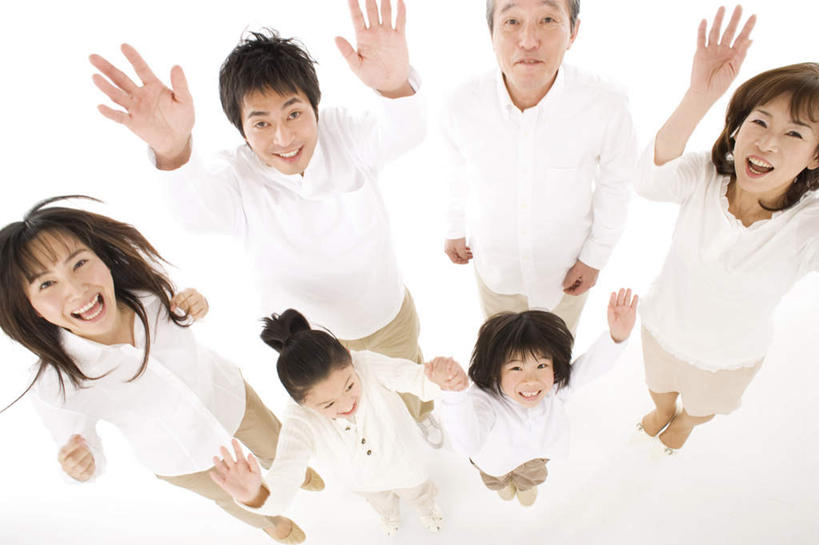 东方人,儿童,家庭,夫妻,母亲,父亲,女儿,儿子,站,举,笑,微笑,露齿笑,横图,俯视,室内,白天,爱情,纯洁,亚洲,服装,许多人,浪漫,休闲装,黄种人,小孩,衣服,白色,托,站着,一群人,休闲,温暖,温馨,父女,父子,母女,母子,一家人,休闲服,恩爱,父爱,可爱,母爱,童年,童趣,恋人,服饰,单手,和睦,童真,烂漫,无邪,天真,男孩,男人,男性,年轻男性,年轻女性,女孩,女人,女性,亚洲人,孩子,年轻人,夫妇,情侣,举起,举手,举着,向上举,向上伸,向上托,站立,半身,彩图,高角度拍摄,伴侣,融洽,男生,女生