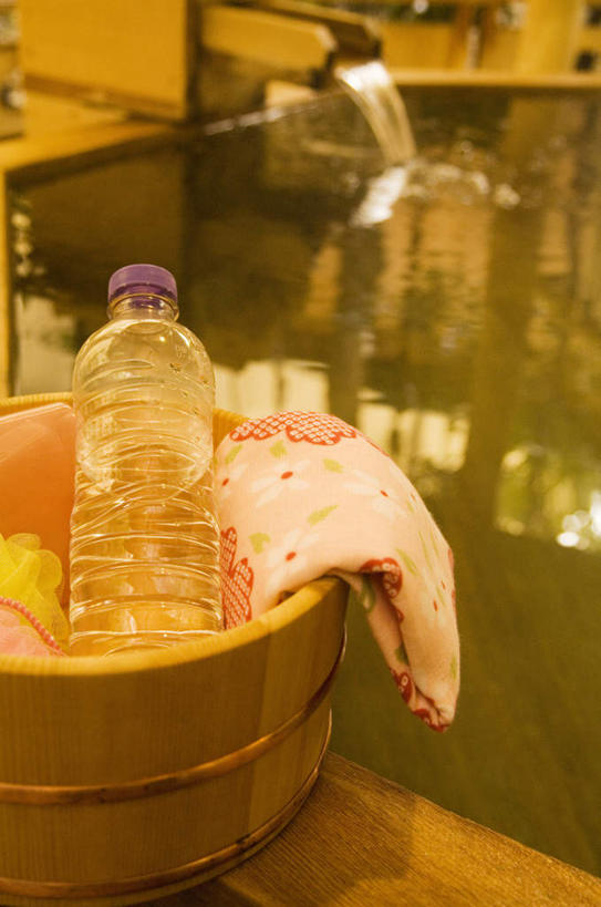 无人,竖图,俯视,室内,特写,白天,旅游,度假,静物,木桶,桶,娱乐,一个,瓶子,容器,塑料制品,毛巾,日用品,享受,休闲,塑料瓶,放松,单个,洗漱用品,储藏,储存,彩图,高角度拍摄,贮存