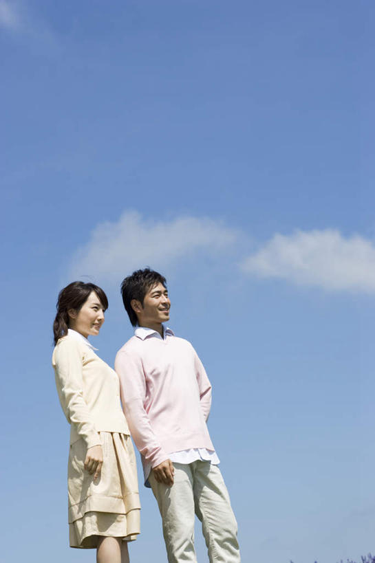 东方人,两个人,站,笑,微笑,露齿笑,竖图,室外,白天,仰视,爱情,亚洲,服装,云,云朵,浪漫,云彩,休闲装,黄种人,衣服,蓝色,白云,蓝天,天空,天,站着,休闲,温暖,温馨,休闲服,恩爱,恋人,服饰,晴朗,和睦,男人,男性,年轻男性,年轻女性,女人,女性,亚洲人,情侣,晴空,站立,半身,彩图,低角度拍摄,伴侣,融洽