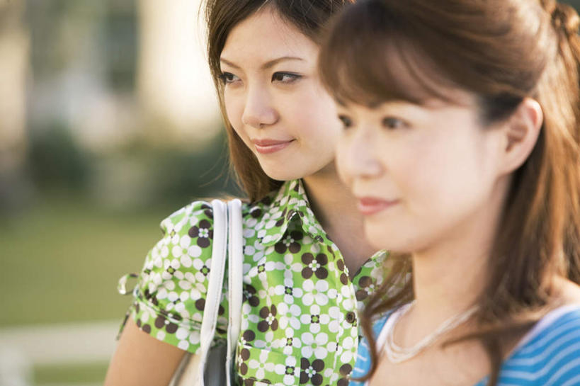 东方人,两个人,伙伴,朋友,站,笑,微笑,横图,室外,白天,正面,衬衫,友谊,亚洲,阴影,朦胧,模糊,光线,影子,黄种人,蓝色,绿色,阳光,站着,友情,年轻女性,女人,女性,亚洲人,站立,半身,彩图,衬衣