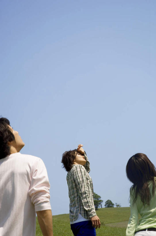 东方人,三个人,伙伴,朋友,站,竖图,室外,白天,仰视,友谊,草地,草坪,植物,亚洲,注视,黄种人,草,树,树木,蓝色,绿色,蓝天,天空,自然,天,看,站着,生长,成长,关注,友情,男人,男性,年轻男性,年轻女性,女人,女性,亚洲人,抬头,仰头,站立,半身,彩图,低角度拍摄