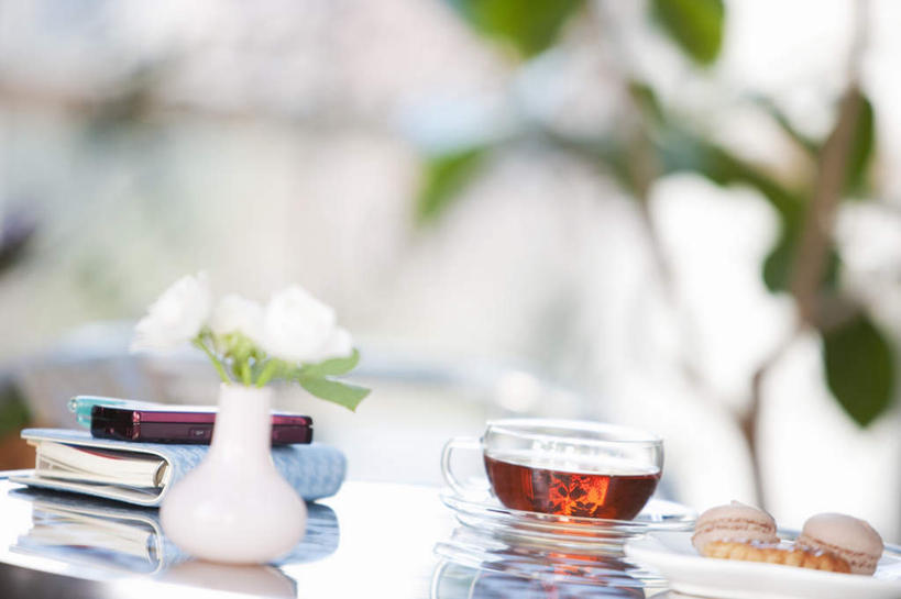 无人,横图,俯视,室外,特写,白天,静物,杯子,餐具,花瓶,朦胧,模糊,盛开,碟子,盘,一杯,花蕾,玻璃制品,花,花瓣,花朵,鲜花,盘子,玻璃瓶,瓶子,水杯,碟,花苞,花蕊,玻璃杯,彩图,高角度拍摄