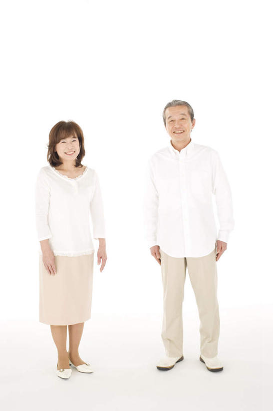 东方人,两个人,夫妻,站,笑,微笑,竖图,室内,白天,白色背景,正面,爱情,亚洲,服装,浪漫,休闲装,黄种人,衣服,站着,休闲,休闲服,恩爱,恋人,摄影,服饰,影棚,男人,男性,女人,女性,中年男性,中年女性,亚洲人,夫妇,情侣,站立,彩图,全身,影棚拍摄,拍摄,伴侣