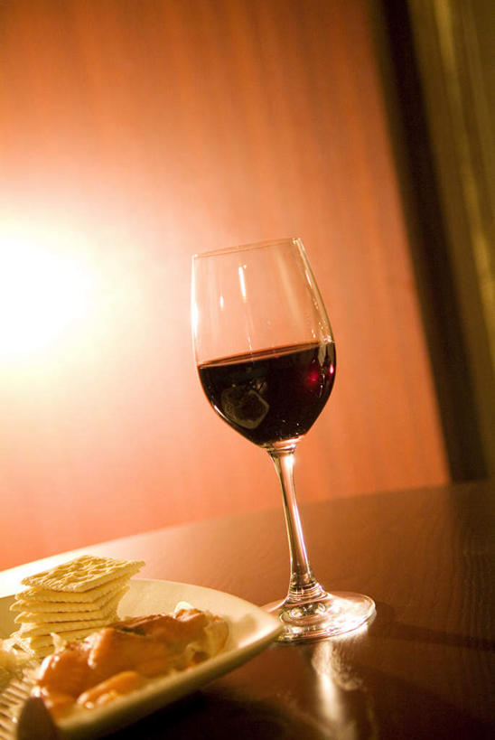 点心,葡萄酒,竖图,室内,特写,白天,正面,餐桌,桌子,静物,杯子,餐具,一排,整齐,碟子,高脚杯,盘,食品,红酒杯,酒类,文化,玻璃制品,酒,食物,饮料,排列,盘子,酒杯,碟,饼干,零食,摄影,影棚,餐台,堆,创造,队列,想象,玻璃杯,半身,彩图,影棚拍摄,拍摄