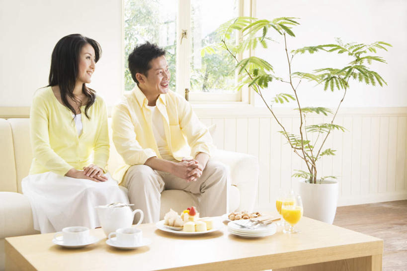 点心,东方人,两个人,客厅,坐,笑,微笑,露齿笑,横图,室内,白天,正面,爱情,下午茶,植物,窗户,沙发,杯子,餐具,亚洲,瓷器,碟子,盘,盆栽,食品,咖啡杯,盆景,陶瓷制品,浪漫,茶几,黄种人,玻璃窗,食物,糕点,绿色,自然,盘子,碟,温暖,温馨,恩爱,恋人,生长,成长,和睦,起居室,瓷杯,男人,男性,年轻男性,年轻女性,女人,女性,亚洲人,情侣,坐着,半身,彩图,伴侣,融洽,蛋糕,皮沙发