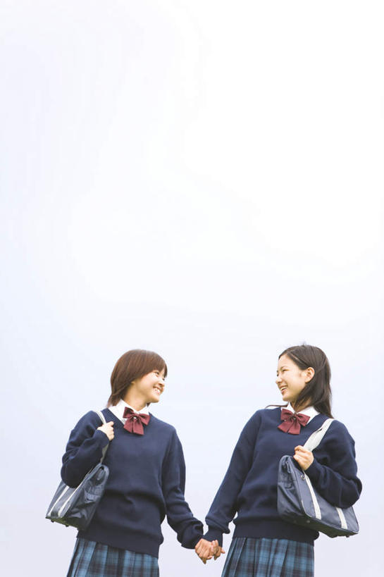 东方人,两个人,伙伴,朋友,站,握手,笑,微笑,露齿笑,竖图,室外,白天,仰视,友谊,亚洲,包,书包,云,云朵,云彩,黄种人,相视,蓝色,白云,蓝天,天空,天,站着,同学,面对面,晴朗,对视,单肩包,校友,相对,相看,同窗,学友,友情,年轻女性,女人,女性,亚洲人,晴空,搀手,拉手,手拉手,手握手,站立,半身,彩图,低角度拍摄