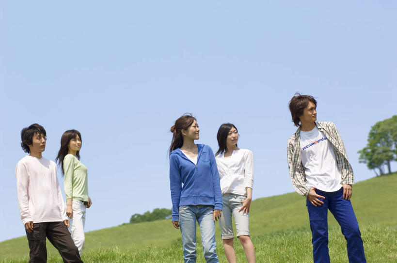 东方人,伙伴,朋友,站,笑,微笑,横图,室外,白天,正面,友谊,草地,草坪,植物,亚洲,许多人,黄种人,草,树,树木,蓝色,绿色,蓝天,天空,自然,天,站着,一群人,生长,成长,友情,男人,男性,年轻男性,年轻女性,女人,女性,亚洲人,站立,半身,彩图