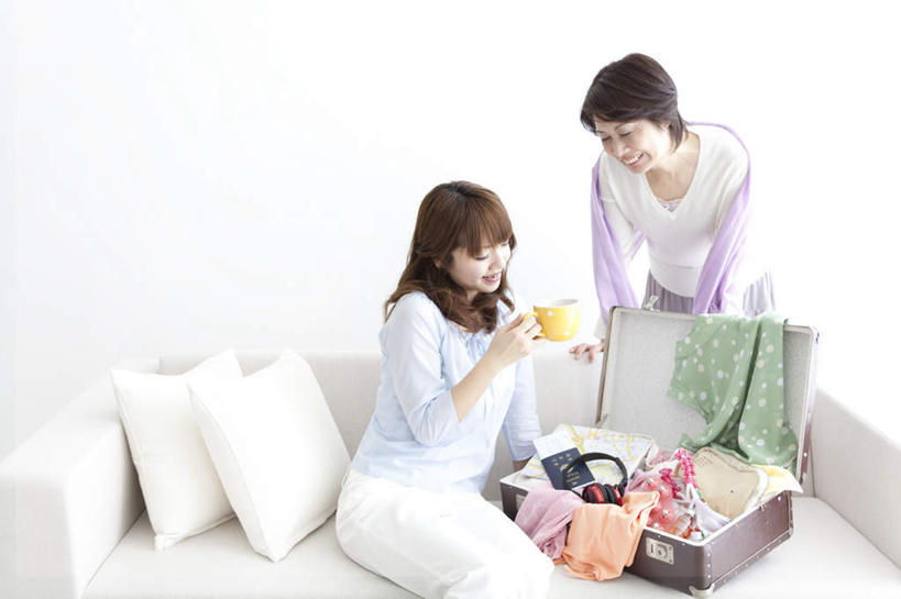 东方人,两个人,家庭,母亲,女儿,站,坐,横图,室内,白天,白色背景,正面,靠垫,沙发,杯子,亚洲,瓷器,拉杆箱,旅行箱,墙,咖啡杯,靠枕,陶瓷制品,拿,拿着,黄种人,墙壁,墙面,行李箱,箱子,垫子,枕头,站着,温暖,温馨,母女,一家人,母爱,摄影,影棚,出差,和睦,瓷杯,年轻女性,女人,女性,中年女性,亚洲人,站立,坐着,半身,彩图,影棚拍摄,旅行,拍摄,融洽,皮沙发