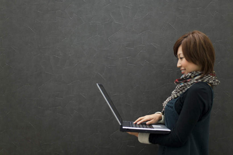 东方人,一个人,坐,横图,室内,白天,侧面,电脑,笔记本电脑,亚洲,仅一个年轻女性,仅一个女性,仅一个人,敲打,黑色背景,装饰,网络,黄种人,输入,通讯设备,围巾,打字,温暖,摄影,影棚,围脖,保暖,点击,华丽,敲击,点缀,无线,御寒,通信设备,无线网络,无线上网,便携式电脑,衬托,美观,雅致,雅观,按键,手提电脑,年轻女性,女人,女性,亚洲人,坐着,半身,彩图,影棚拍摄,拍摄