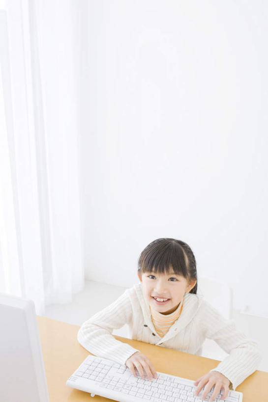 东方人,儿童,一个人,坐,笑,微笑,露齿笑,竖图,室内,白天,正面,纯洁,键盘,窗帘,桌子,亚洲,仅一个女性,仅一个人,黄种人,输入设备,通讯设备,书桌,小孩,课桌,仅一个小孩,可爱,童年,童趣,通信设备,童真,烂漫,无邪,天真,女孩,女人,女性,亚洲人,孩子,坐着,半身,彩图,女生