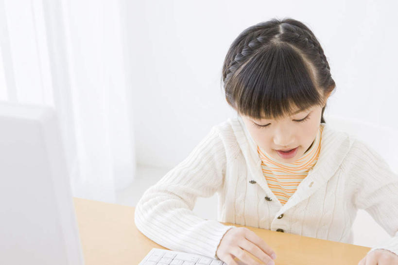 东方人,儿童,一个人,坐,笑,微笑,横图,室内,白天,正面,纯洁,键盘,窗帘,桌子,亚洲,仅一个女性,仅一个人,黄种人,输入设备,通讯设备,书桌,小孩,课桌,低头,仅一个小孩,可爱,童年,童趣,通信设备,童真,烂漫,无邪,天真,女孩,女人,女性,亚洲人,孩子,坐着,半身,彩图,女生