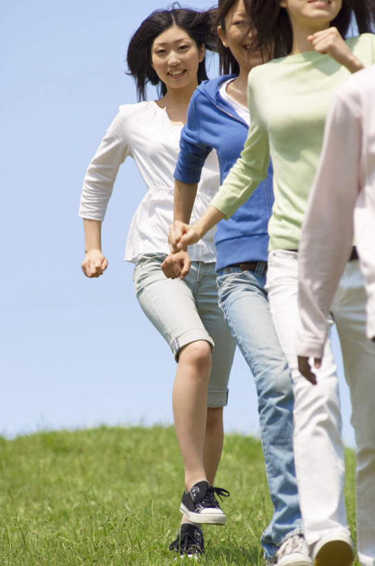东方人,四个人,伙伴,朋友,站,走,竖图,室外,白天,正面,友谊,草地,草坪,植物,亚洲,一排,整齐,黄种人,草,排列,蓝色,绿色,蓝天,天空,天,站着,队列,友情,年轻女性,女人,女性,亚洲人,步行,散步,站立,走路,半身,彩图