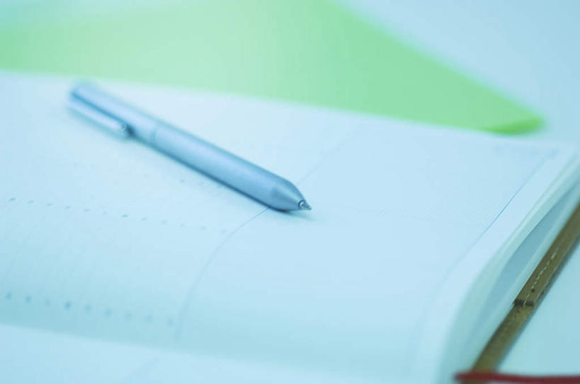 无人,横图,俯视,室内,特写,白天,桌面,静物,阴影,朦胧,模糊,光线,笔,材料,档案,文件,影子,办公用品,记事本,文具,阳光,本子,笔记本,学习用品,资料,文具用品,一支,文档,彩图,高角度拍摄