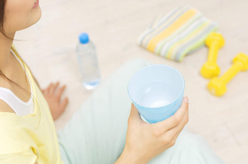 东方人,一个人,坐,横图,俯视,室内,白天,地板,杯子,亚洲,仅一个年轻女性,仅一个女性,仅一个人,一条,撑,握,阴影,服装,光线,影子,地面,拿,拿着,休闲装,黄种人,木地板,衣服,阳光,瓶子,水杯,塑料制品,毛巾,休闲,休闲服,塑料瓶,握着,服饰,撑着,年轻女性,女人,女性,亚洲人,茶杯,抬头,仰头,坐着,半身,彩图,高角度拍摄