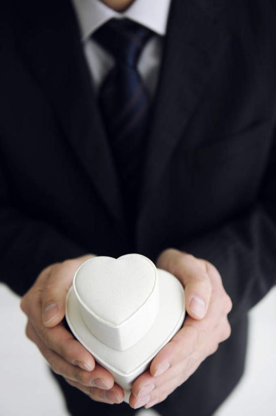 东方人,一个人,商务人士,商务男性,站,捧,竖图,俯视,室内,白天,衬衫,爱情,礼盒,礼物,亚洲,仅一个男性,仅一个人,握,套装,爱心,纸盒,浪漫,拿,拿着,黄种人,盒子,仅一个年轻男性,两个,白色,包装盒,礼品盒,站着,温暖,温馨,心形,叠加,恩爱,握着,礼品,和睦,商务装,工薪阶层,男人,男性,年轻男性,亚洲人,心型,白领,上班族,端,端着,捧着,手捧,站立,半身,彩图,高角度拍摄,衬衣,融洽