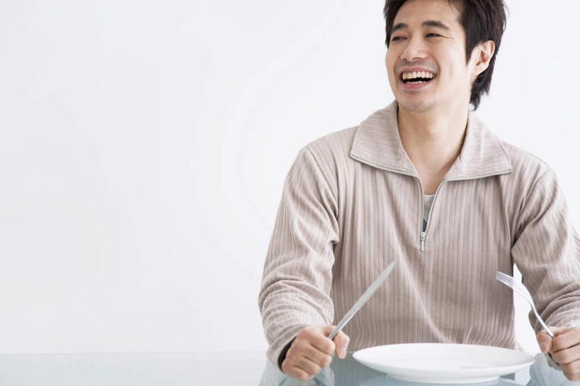 东方人,一个人,坐,笑,微笑,露齿笑,横图,室内,白天,正面,桌子,餐具,亚洲,仅一个男性,仅一个人,握,叉子,碟子,盘,墙,拿,拿着,扭头,注视,黄种人,墙壁,墙面,仅一个年轻男性,盘子,碟,刀,观察,看,张嘴,转头,握着,观看,察看,关注,张大嘴巴,男人,男性,年轻男性,亚洲人,张开嘴,坐着,半身,彩图