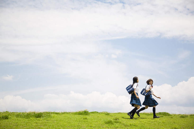 东方人,两个人,伙伴,朋友,学生,走,跑,举,笑,微笑,露齿笑,横图,室外,白天,侧面,制服,旅游,度假,友谊,草地,草坪,植物,亚洲,握,服装,包,皮包,云,云朵,拿,云彩,拿着,黄种人,娱乐,草,蓝色,绿色,白云,蓝天,天空,天,托,享受,休闲,同学,校服,放松,握着,晴朗,单肩包,校友,学生服,同窗,学友,友情,年轻女性,女人,女性,亚洲人,晴空,步行,举起,举手,举着,跑步,散步,向上举,向上伸,向上托,走路,彩图,全身