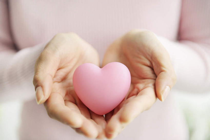 东方人,一个人,站,捧,横图,俯视,室内,特写,白天,爱情,亚洲,仅一个年轻女性,仅一个女性,仅一个人,握,爱心,朦胧,模糊,浪漫,拿,拿着,黄种人,一个,粉色,站着,温暖,温馨,心形,恩爱,握着,单个,和睦,年轻女性,女人,女性,亚洲人,心型,端,端着,捧着,手捧,站立,半身,彩图,高角度拍摄,融洽