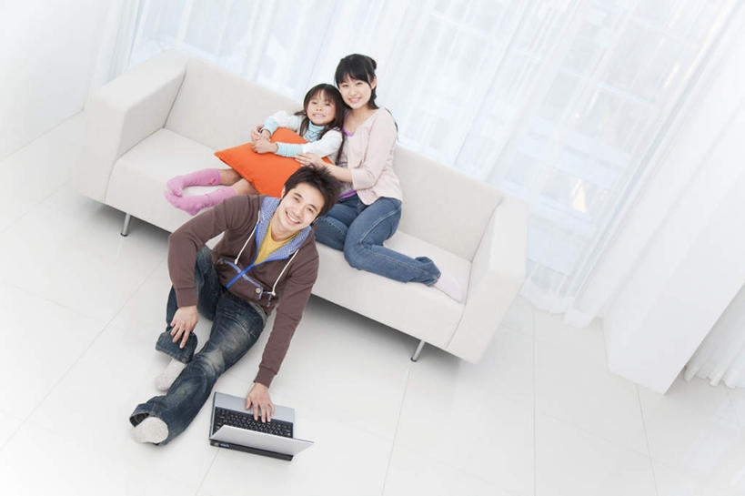 东方人,儿童,三个人,家庭,夫妻,母亲,父亲,女儿,客厅,坐,抱,笑,盘腿,微笑,露齿笑,横图,俯视,室内,白天,爱情,纯洁,电脑,笔记本电脑,窗户,窗帘,靠垫,落地窗,沙发,亚洲,网络,瓷砖,地砖,靠枕,地面,浪漫,注视,黄种人,通讯设备,玻璃窗,小孩,垫子,枕头,看,温暖,温馨,父女,母女,三口之家,一家人,恩爱,父爱,可爱,母爱,童年,童趣,恋人,抱着,和睦,无线,起居室,搂着,关注,通信设备,无线网络,布艺沙发,无线上网,便携式电脑,童真,烂漫,无邪,天真,手提电脑,男人,男性,年轻男性,年轻女性,女孩,女人,女性,亚洲人,孩子,年轻人,夫妇,情侣,怀抱,搂,搂抱,盘腿而坐,盘膝,盘着腿的,盘着腿坐,双腿交叉,抬头,相抱,仰头,拥抱,坐着,彩图,高角度拍摄,全身,伴侣,融洽,女生