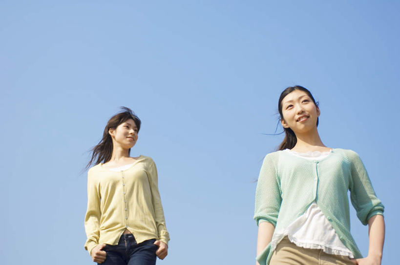 东方人,两个人,伙伴,朋友,站,笑,微笑,露齿笑,横图,室外,白天,仰视,旅游,度假,友谊,亚洲,扭头,注视,黄种人,娱乐,蓝色,蓝天,天空,天,看,站着,转头,享受,休闲,放松,晴朗,关注,万里无云,双手抄兜,双手放兜,友情,年轻女性,女人,女性,亚洲人,晴空,晴空万里,插兜,两手抄兜,两手放兜,手插兜,手放口袋,抬头,仰头,站立,半身,彩图,低角度拍摄,手抄兜