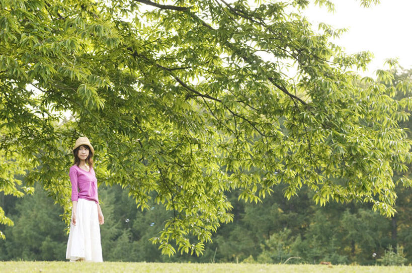 东方人,一个人,站,笑,微笑,露齿笑,横图,室外,白天,侧面,旅游,度假,草地,草坪,美景,树林,植物,帽子,亚洲,仅一个年轻女性,仅一个女性,仅一个人,许多,景观,扭头,注视,礼帽,黄种人,娱乐,草,树,树木,蓝色,绿色,蓝天,天空,自然,天,观察,看,站着,转头,享受,休闲,景色,放松,生长,晴朗,成长,观看,察看,关注,自然风光,万里无云,年轻女性,女人,女性,亚洲人,晴空,晴空万里,站立,彩图,全身