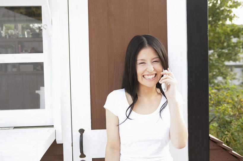 东方人,一个人,站,举,笑,打电话,微笑,露齿笑,横图,室外,白天,正面,美景,树林,植物,窗户,落地窗,门,电话,手机,亚洲,仅一个年轻女性,仅一个女性,仅一个人,许多,景观,黄种人,通讯设备,玻璃窗,树,树木,绿色,自然,门框,托,站着,景色,生长,成长,自然风光,交流,年轻女性,女人,女性,亚洲人,沟通,举起,举手,举着,通话,向上举,向上伸,向上托,站立,半身,彩图