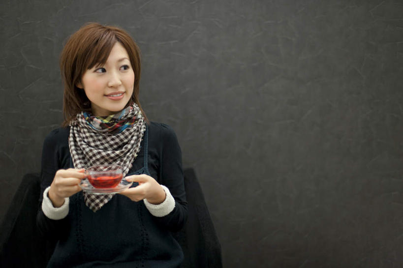 东方人,一个人,坐,笑,微笑,横图,室内,白天,正面,杯子,餐具,托盘,亚洲,仅一个年轻女性,仅一个女性,仅一个人,握,灰色背景,装饰,碟子,盘,墙,拿,拿着,注视,黄种人,墙壁,墙面,盘子,水杯,围巾,碟,观察,看,温暖,握着,摄影,影棚,围脖,观看,保暖,华丽,点缀,察看,御寒,关注,衬托,美观,雅致,雅观,年轻女性,女人,女性,亚洲人,茶杯,坐着,半身,彩图,影棚拍摄,拍摄