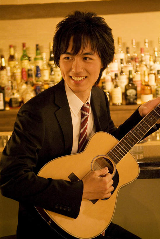 东方人,一个人,商务人士,商务男性,坐,举,笑,微笑,露齿笑,竖图,室内,白天,正面,衬衫,亚洲,仅一个男性,仅一个人,一排,许多,握,套装,整齐,墙,吉他,乐器,弦乐器,拿,拿着,黄种人,墙壁,墙面,玻璃制品,酒瓶,排列,仅一个年轻男性,玻璃瓶,瓶子,托,握着,队列,弹拨弦鸣乐器,商务装,工薪阶层,男人,男性,年轻男性,亚洲人,白领,上班族,举起,举手,举着,向上举,向上伸,向上托,坐着,半身,彩图,衬衣,弹拨弦乐器