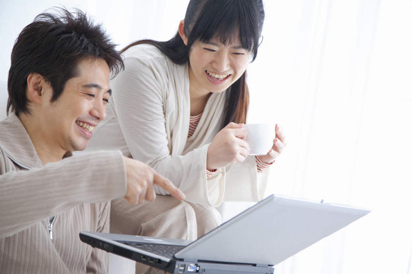 东方人,家庭,夫妻,坐,笑,微笑,露齿笑,横图,俯视,室内,白天,白色背景,爱情,电脑,笔记本电脑,杯子,亚洲,握,指,网络,瓷器,咖啡杯,陶瓷制品,浪漫,拿,拿着,注视,黄种人,通讯设备,观察,看,温暖,温馨,一家人,恩爱,握着,恋人,摄影,影棚,观看,和睦,察看,无线,关注,瓷杯,通信设备,无线网络,无线上网,便携式电脑,手提电脑,男人,男性,年轻男性,年轻女性,女人,女性,亚洲人,年轻人,夫妇,情侣,坐着,半身,彩图,高角度拍摄,影棚拍摄,拍摄,伴侣,融洽