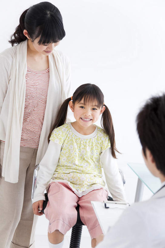 东方人,儿童,背部,三个人,母亲,儿子,医生,医院,站,坐,笑,微笑,露齿笑,竖图,室内,白天,正面,纯洁,桌子,椅子,亚洲,握,材料,档案,文件,墙,拿,拿着,注视,黄种人,墙壁,墙面,小孩,资料,观察,看,站着,医护人员,医疗人员,母子,可爱,母爱,童年,童趣,握着,观看,察看,白大褂,关注,文档,童真,烂漫,无邪,医疗机构,天真,年轻男性,年轻女性,女孩,女人,女性,亚洲人,大夫,站立,坐着,半身,彩图,病院,诊所,女生