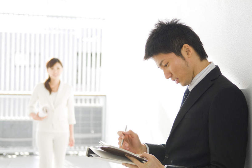 东方人,两个人,同事,商务人士,商务男性,商务女性,办公室,站,笑,微笑,露齿笑,横图,室内,白天,正面,衬衫,成功,合作,团队,集体,信心,窗户,亚洲,握,写,套装,笔,材料,档案,文件,墙,办公用品,记事本,领带,拿,拿着,注视,黄种人,队伍,玻璃窗,墙壁,墙面,文具,本子,笔记本,学习用品,资料,观察,看,站着,握着,观看,文具用品,察看,领导,成就,关注,文档,商务装,合伙,领袖,工薪阶层,男人,男性,年轻男性,年轻女性,女人,女性,亚洲人,年轻人,白领,上班族,站立,半身,彩图,衬衣