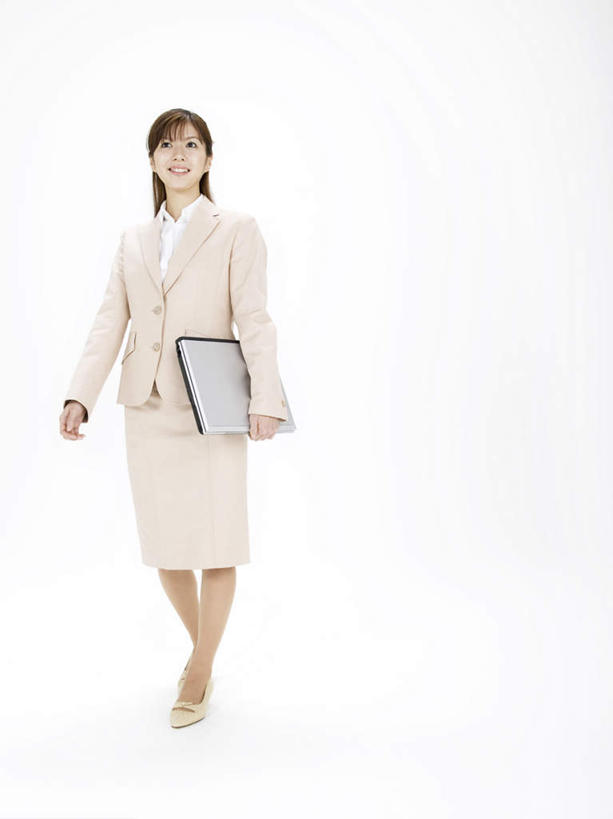 东方人,一个人,站,举,横图,室内,白天,白色背景,正面,电脑,笔记本电脑,亚洲,仅一个年轻女性,仅一个女性,仅一个人,握,网络,拿,拎,拿着,黄种人,通讯设备,托,站着,握着,摄影,影棚,无线,通信设备,无线网络,无线上网,便携式电脑,手提电脑,年轻女性,女人,女性,亚洲人,举起,举手,举着,向上举,向上伸,向上托,站立,彩图,全身,影棚拍摄,拍摄,拎着