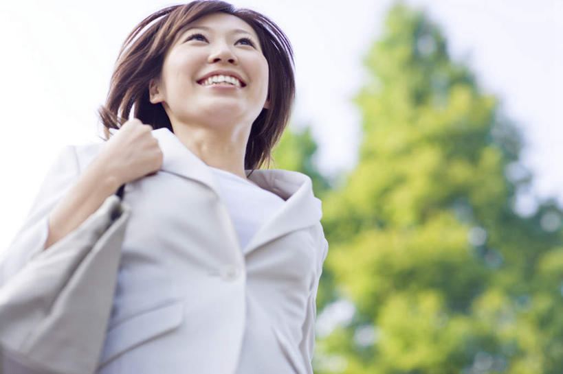 东方人,一个人,站,举,笑,微笑,露齿笑,横图,室外,白天,仰视,旅游,度假,美景,树林,植物,亚洲,仅一个年轻女性,仅一个女性,仅一个人,许多,握,包,皮包,景观,拿,拿着,注视,黄种人,娱乐,树,树木,蓝色,绿色,蓝天,天空,自然,天,看,托,站着,享受,休闲,景色,放松,握着,生长,晴朗,成长,单肩包,关注,自然风光,万里无云,年轻女性,女人,女性,亚洲人,晴空,晴空万里,举起,举手,举着,抬头,向上举,向上伸,向上托,仰头,站立,半身,彩图,低角度拍摄