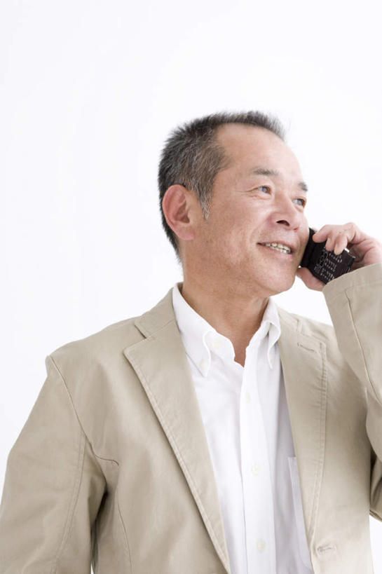 东方人,一个人,站,举,笑,打电话,微笑,露齿笑,横图,室内,白天,白色背景,正面,电话,手机,亚洲,仅一个男性,仅一个人,握,拿,拿着,黄种人,通讯设备,托,站着,仅一个老年男性,握着,摄影,影棚,交流,老年男性,男人,男性,亚洲人,沟通,举起,举手,举着,通话,向上举,向上伸,向上托,站立,半身,彩图,影棚拍摄,拍摄