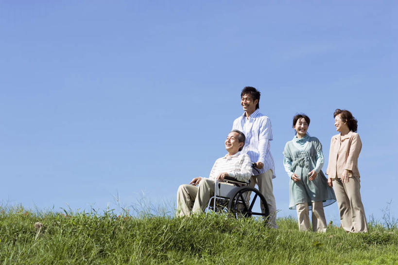 东方人,孕妇,四个人,母亲,父亲,儿子,站,坐,推,笑,微笑,露齿笑,横图,室外,白天,仰视,旅游,度假,草地,草坪,植物,亚洲,工具,注视,黄种人,娱乐,相视,草,蓝色,绿色,蓝天,天空,轮椅,天,复健,观察,看,站着,享受,休闲,康复,父子,母子,面对面,怀孕,器械,放松,父爱,母爱,搭,晴朗,观看,对视,察看,医疗设备,搭着,关注,医疗器械,相对,医疗工具,万里无云,相看,辅助设备,老年男性,老年女性,男人,男性,年轻男性,年轻女性,女人,女性,亚洲人,产妇,晴空,晴空万里,站立,坐着,彩图,低角度拍摄,全身