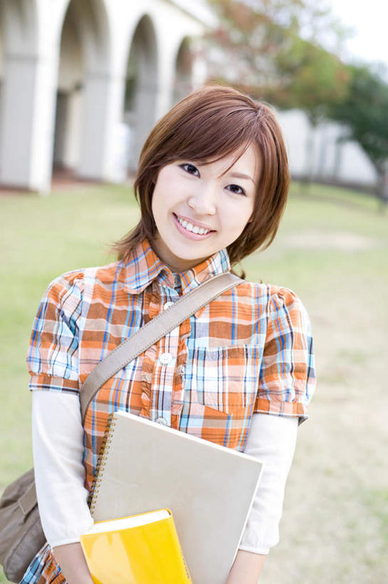 东方人,一个人,家,站,笑,微笑,露齿笑,竖图,室外,白天,正面,旅游,度假,草地,草坪,植物,书籍,亚洲,仅一个年轻女性,仅一个女性,仅一个人,包,皮包,房屋,屋子,注视,黄种人,娱乐,楼房,住宅,草,蓝色,绿色,蓝天,天空,天,观察,看,站着,享受,休闲,放松,观看,单肩包,察看,关注,年轻女性,女人,女性,亚洲人,书,图书,站立,半身,彩图,房子