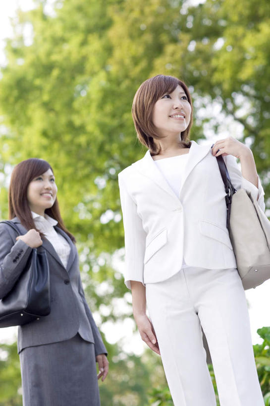 东方人,两个人,伙伴,朋友,商务人士,商务女性,站,举,笑,微笑,露齿笑,竖图,室外,白天,仰视,旅游,度假,友谊,美景,树林,植物,亚洲,许多,套装,包,书包,景观,注视,黄种人,娱乐,树,树木,蓝色,绿色,蓝天,天空,自然,背包,天,观察,看,托,站着,享受,休闲,景色,放松,生长,晴朗,成长,观看,单肩包,察看,关注,自然风光,商务装,工薪阶层,万里无云,友情,年轻女性,女人,女性,亚洲人,白领,上班族,晴空,晴空万里,举起,举手,举着,向上举,向上伸,向上托,站立,半身,彩图,低角度拍摄