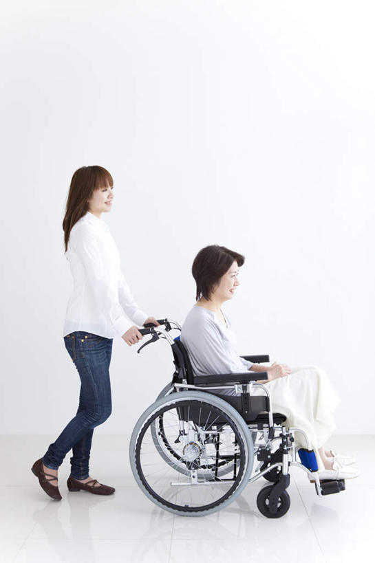 东方人,两个人,家庭,母亲,儿子,坐,走,推,笑,微笑,露齿笑,横图,室内,白天,白色背景,侧面,亚洲,工具,注视,黄种人,轮椅,复健,观察,看,康复,温暖,温馨,母子,一家人,器械,母爱,摄影,影棚,观看,和睦,察看,医疗设备,关注,医疗器械,医疗工具,辅助设备,年轻女性,女人,女性,中年女性,亚洲人,步行,散步,走路,坐着,彩图,全身,影棚拍摄,拍摄,融洽
