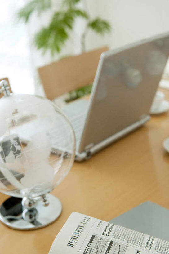 无人,竖图,俯视,室内,白天,阅读,电脑,笔记本电脑,仪器,海洋,植物,窗户,落地窗,桌子,杂志,地图,椅子,学习,网格,网络,地球仪,盆栽,线条,世界地图,墙,地球,陆地,盆景,全球,通讯设备,玻璃窗,墙壁,墙面,球,绿色,自然,经纬线,模型,看,球体,读书,浏览,地理,国家,生长,成长,大陆,世界,无线,通信设备,无线网络,纬线,版图,经线,无线上网,便携式电脑,经纬仪,地理学,手提电脑,彩图,高角度拍摄,大洋,大洲