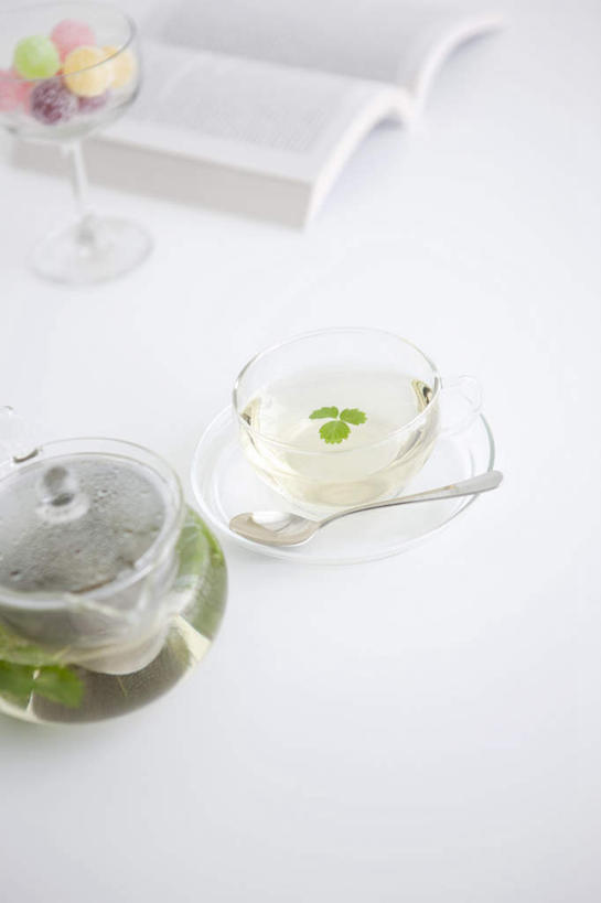 无人,竖图,俯视,室内,白天,幸福,茶,桌子,杯子,书籍,叶子,高脚杯,茶叶,食品,糖,糖果,甜点,甜品,绿叶,软糖,娱乐,玻璃制品,食物,水杯,甜食,享受,休闲,温馨,嫩叶,放松,乐趣,提神,舒适,醒脑,叶,叶片,玻璃杯,茶杯,书,图书,彩图,高角度拍摄