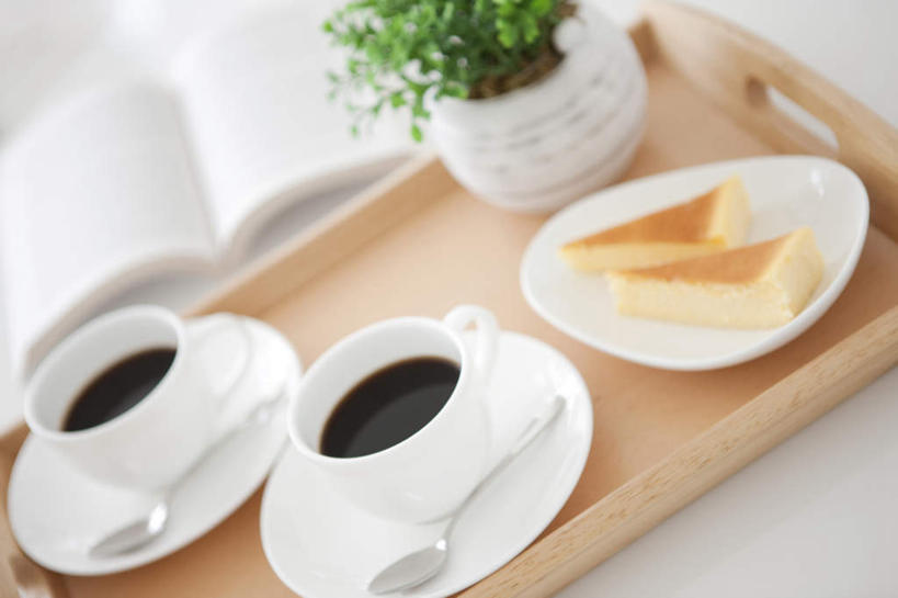 点心,面包,无人,横图,俯视,室内,白天,植物,桌子,杯子,餐具,书籍,托盘,瓷器,碟子,盘,盆栽,勺子,食品,面点,咖啡杯,盆景,陶瓷制品,食物,糕点,两个,绿色,自然,盘子,调羹,碟,汤匙,生长,成长,瓷杯,书,图书,彩图,高角度拍摄