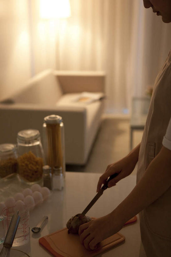 点心,面包,东方人,一个人,站,竖图,俯视,室内,白天,窗户,窗帘,地板,落地窗,沙发,桌子,玻璃,亚洲,仅一个男性,仅一个人,握,罐子,食品,面点,案板,地面,拿,拿着,黄种人,木地板,玻璃窗,玻璃制品,砧板,食物,糕点,仅一个年轻男性,玻璃瓶,瓶子,碗,切,站着,搅拌棒,握着,布艺沙发,男人,男性,年轻男性,亚洲人,站立,半身,彩图,高角度拍摄